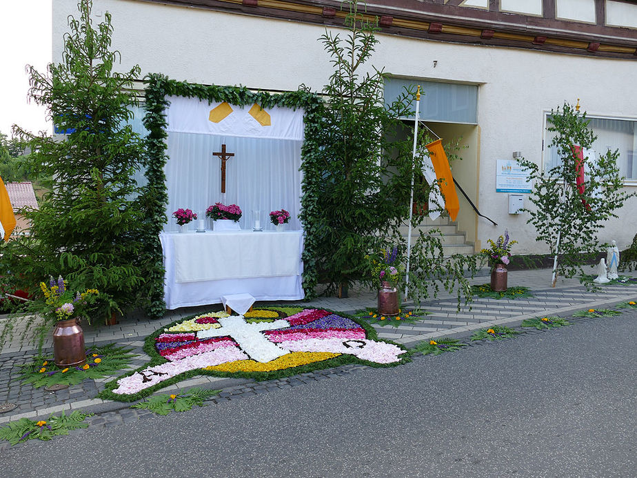 Fronleichnamsaltäre in den Naumburger Straßen (Foto: Karl-Franz Thiede)